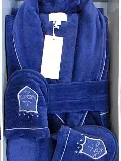Комфортный халат с декоративным кантом на воротнике манжетах и тапочки с кантом и вышивкой аналогичной вышивке на кармане PECHE MONNAIE EV2841синий